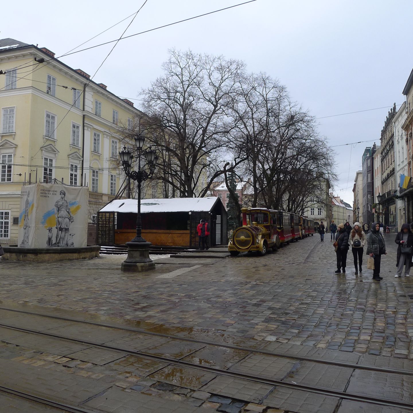 Turystyczna kolejka w centrum Lwowa