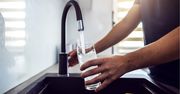 Pijesz wodę z kranu? Chemiczka mówi, kiedy może być niebezpieczna