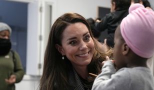 Księżna Kate bawi się w świetlicy z dziećmi. "Żałuję, że nie miałam takiego miejsca"