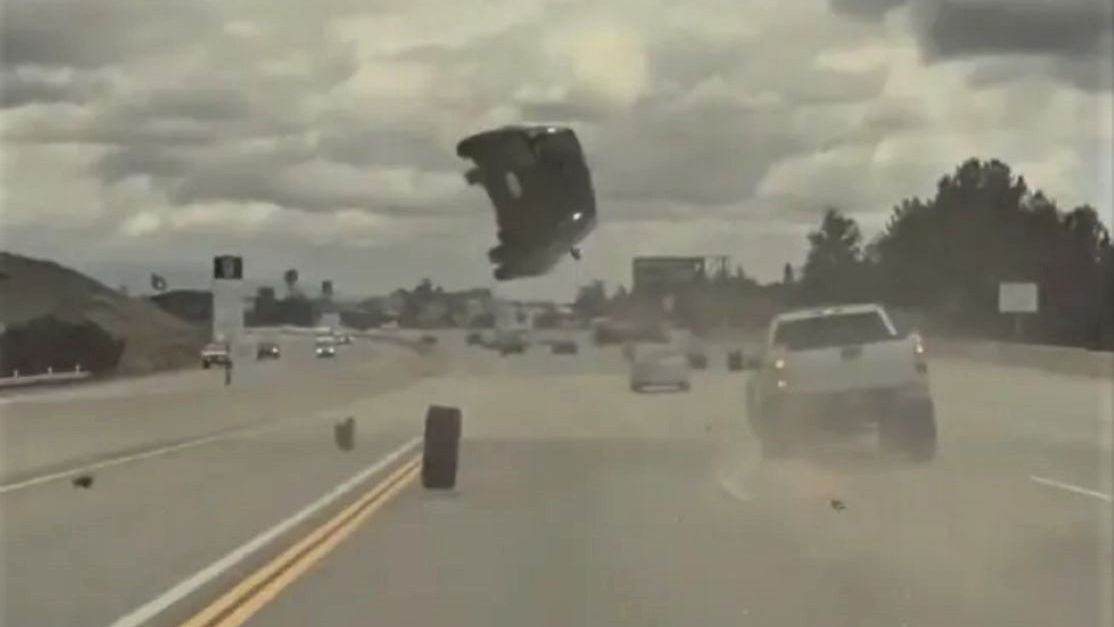 W jadący samochód nagle uderzyła luźna opona 