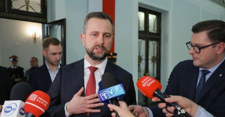 "Po raz kolejny przekracza granice". Szef MON o zachowaniu Suskiego