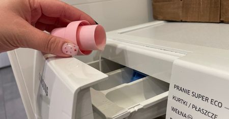 Wlewam nakrętkę kosmetyku. Wyciągam z pralki wyprasowane firanki