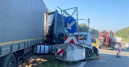 Poważny wypadek na S19 koło Kraśnika. Ciężarówka wjechała w samochód służby drogowej [ZDJĘCIA]