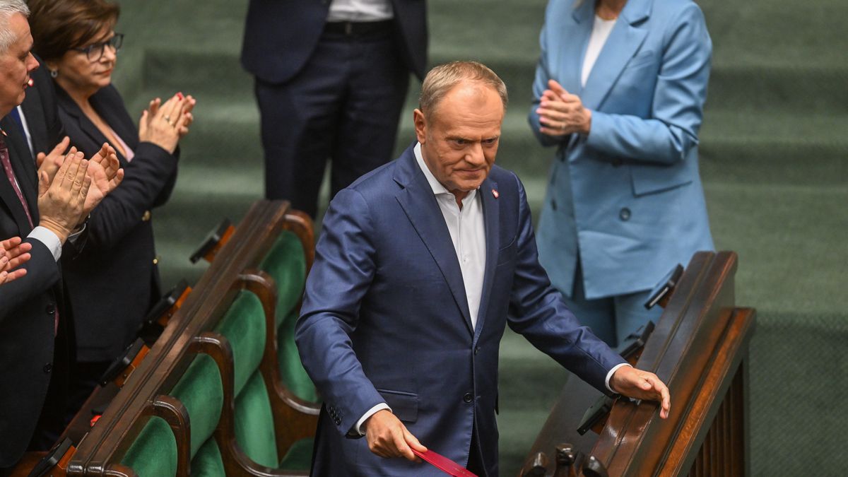 Warszawa, 20.05.2025. Premier Donald Tusk na sali obrad Sejmu w Warszawie, 20 bm. Sejm rozpatruje wniosek rządu o przedłużenie czasowego zawieszenia prawa do azylu na granicy z Białorusią. (mr) PAP/Radek Pietruszka