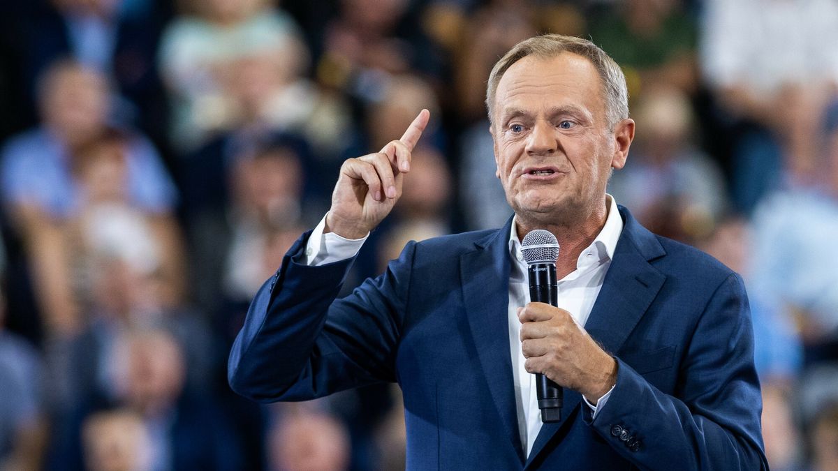 Donald Tusk twierdzi, że jeśli wygra wybory, to "wyprowadzi" Adama Glapińskiego z NBP