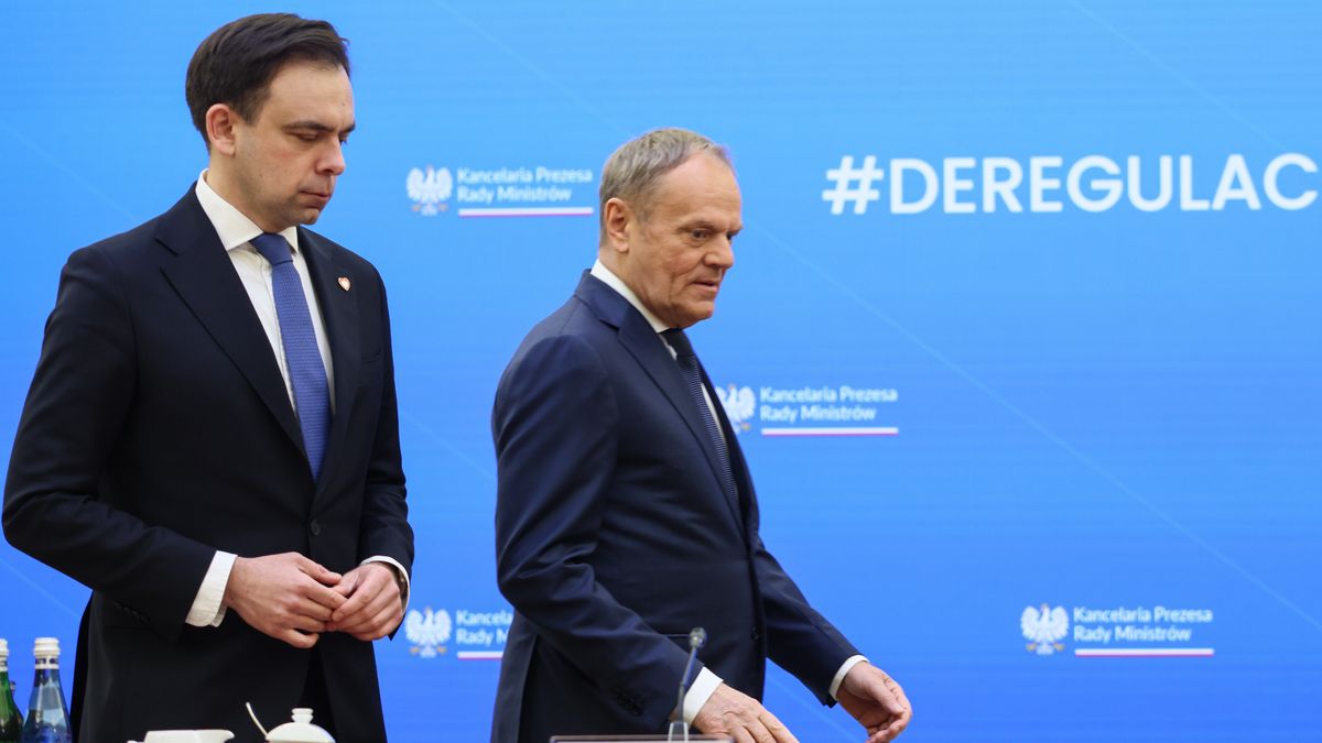 Donald Tusk, Andrzej Doma�skiWarszawa, 24.03.2025. Premier Donald Tusk (2L) i minister finans�w Andrzej Doma�ski (L) na spotkaniu z przedstawicielami strony spo�ecznej w sprawie deregulacji, 24 bm. w Kancelarii Prezesa Rady Ministr�w w Warszawie. (aldg) PAP/Leszek Szyma�skiLeszek Szyma�skideregulacja, polityk, polityka, spotkanie, strona spo�eczna, konsultacje, kprm