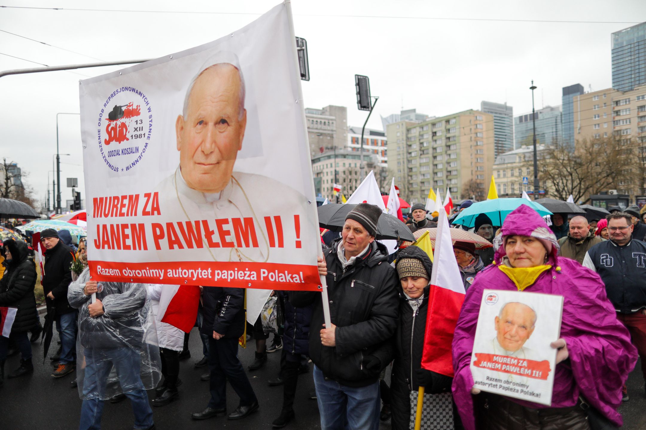 Warszawa, 02.04.2023. Narodowy Marsz Papieski w rocznicę śmierci Jana Pawła II, 2 bm. w Warszawie. Marsz przejdzie ulicami: Marszałkowską, Królewską, Placem Piłsudskiego, Krakowskim Przedmieściem do Katedry Archidiecezjalnej przy ul. Świętojańskiej 8. (ad) PAP/Albert Zawada