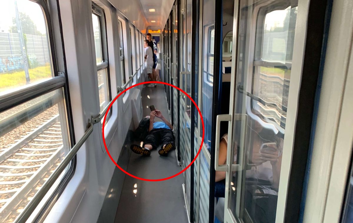 Mężczyzna położył się w korytarzu pociągu Intercity