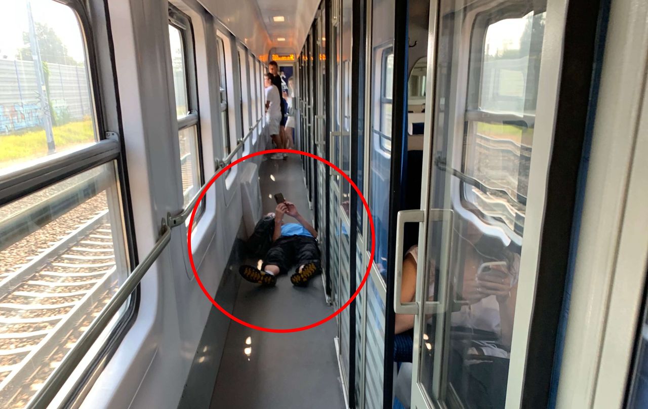 Pokazał zdjęcie z pociągu PKP Intercity. "Facet położył się w korytarzu"
