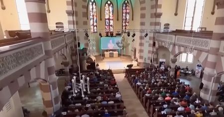 Deus ex machina. Sztuczna inteligencja odprawiła mszę, a wierni się modlili