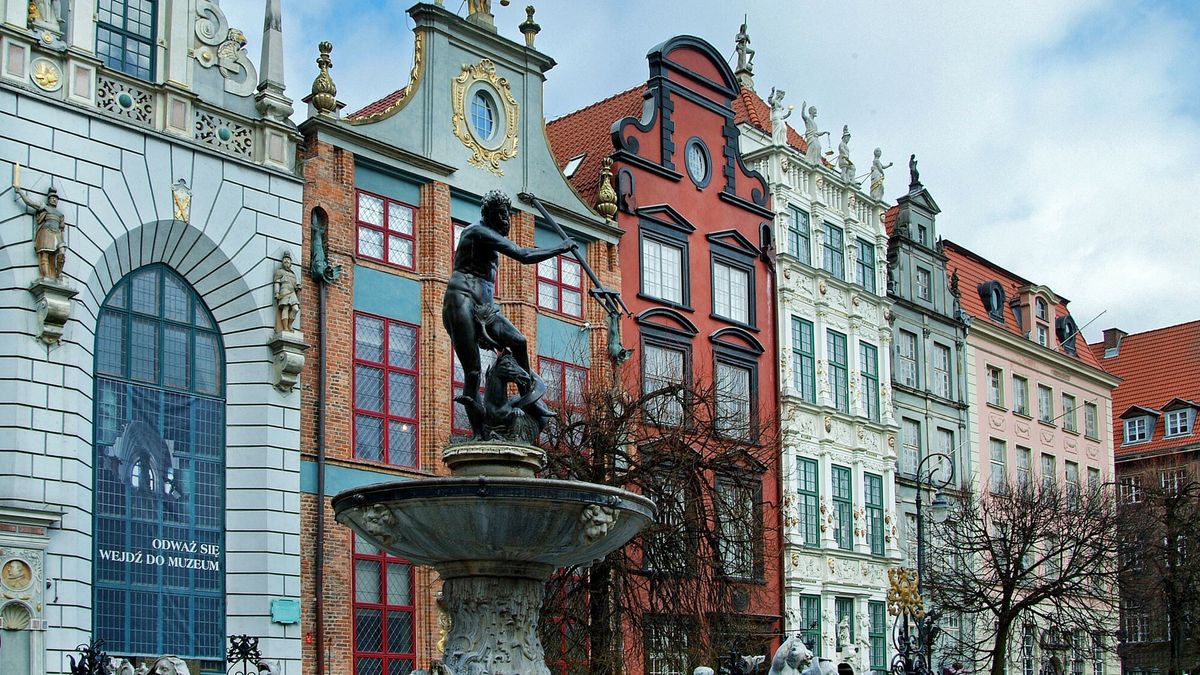 GDANSK
PHOTO: WOJTEK SZWEJ / EAST NEWS  GDANSK  POLSKA POLAND  POMORZE GDANSKIE GDANSK POMERANIA  ARCHITEKTURA ARCHITECTURE ZLOTA KAMIENICA GOLDEN HOUSE DLUGI TARG LONG MARKET NEPTUN FONTANNA FOUNTAIN
WOJTEK SZWEJ