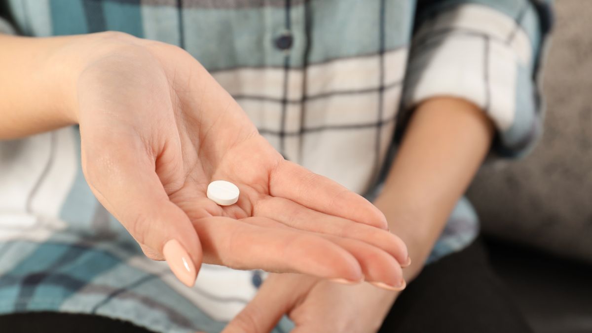 Dihydrokodeina działa na receptory opioidowe w mózgu i zmniejsza wrażliwość na ból