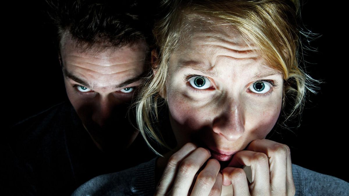 Nawet jeśli uważasz, że nigdy nie związałbyś się z taką osobą powinieneś być czujny. Socjopata potrafi długo  się ukrywać