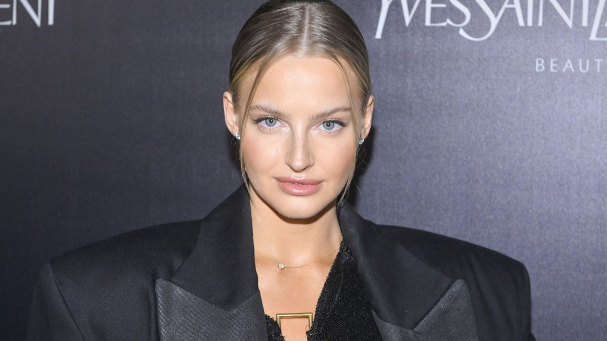 Karolina Pisarek pokazała jesienną stylizację z podkolanówkami.