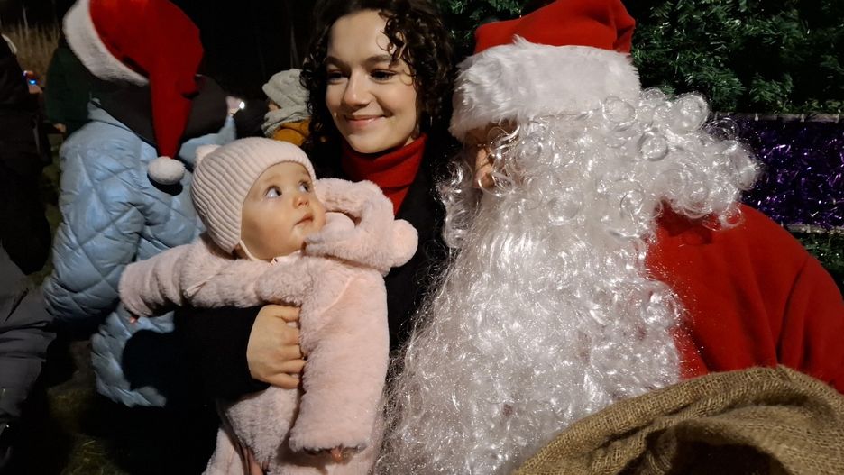Mikołaj odwiedził Starachowice. Z małymi mieszkańcami miasta spotkał się w Parku Miejskim.