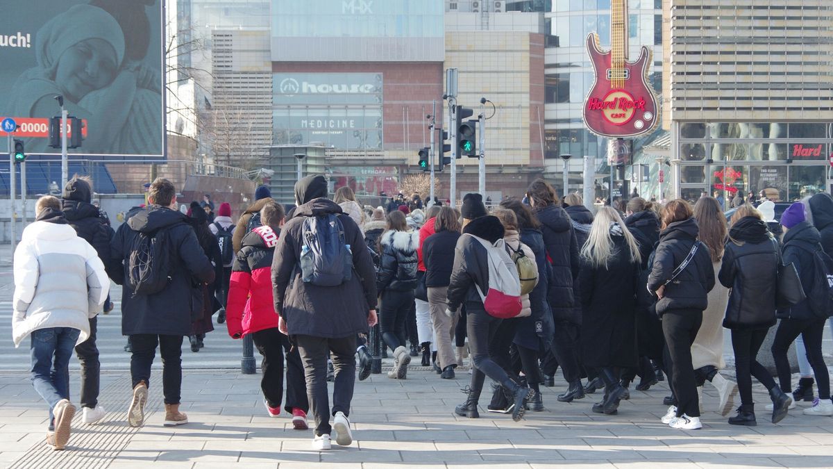 Stock Marek Bazak
Fot. Zofia i Marek Bazak/East News
09.02.2023. Warszawa N/z ludzie na przejsciu dla pieszych
ZOFIA BAZAK