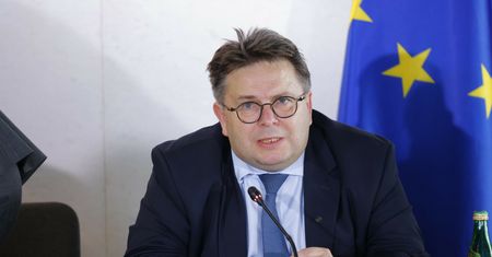 Jest we władzach PKP Cargo sprzedał wszystkie akcje. Potem je odkupił. KNF reaguje