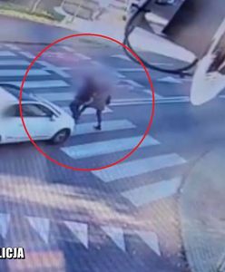 Koszmar na przejściu dla pieszych. Auto potrąciło dwie osoby. Policja pokazała nagranie
