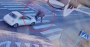 Koszmar na przejściu dla pieszych. Auto potrąciło dwie osoby. Policja pokazała nagranie