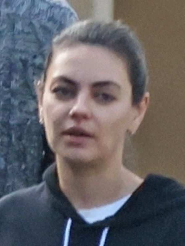 "Zwyczajni" Ashton Kutcher i Mila Kunis buszują z dziećmi po sklepach