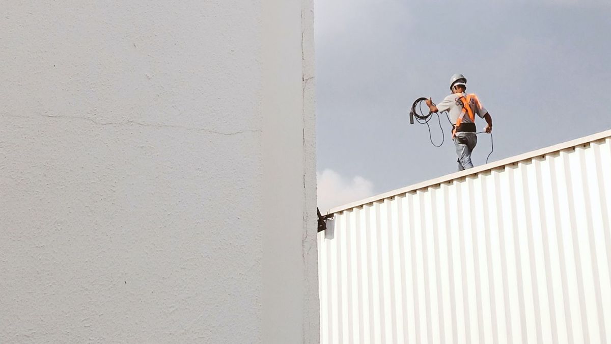 Praca na wysokościach bez zabezpieczeń, to jedna z popularniejszych przyczyn wypadków na budowie.