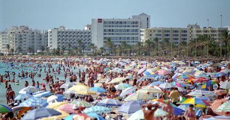 "Halo Polacy". Paradoks Majorki. "Większość osób jedzie tam ze względu na fajne plaże"