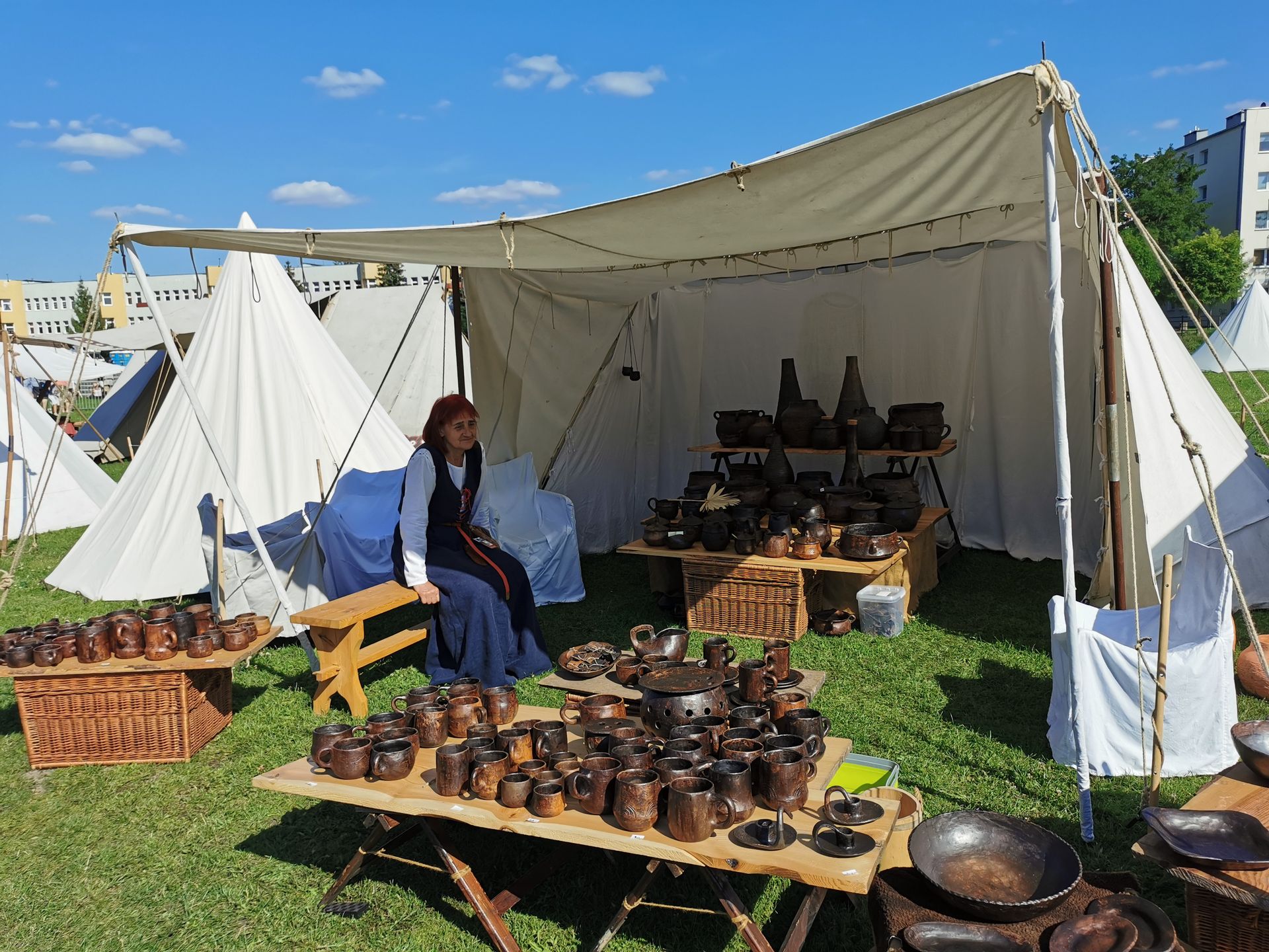 "Wioskę" rekonstruktorów tuż przy nasypie kolejowym mogli obserwować pasażerowie pociągów przejeżdżających przez Malbork