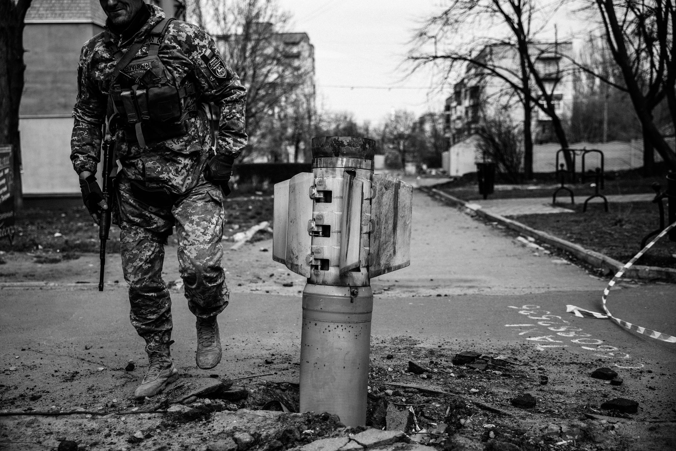 Resztki rakiety wbite w jezdnię w Lisiczańsku