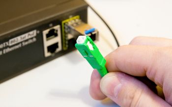 Jak uzyskać przyłączenie do internetu światłowodowego?