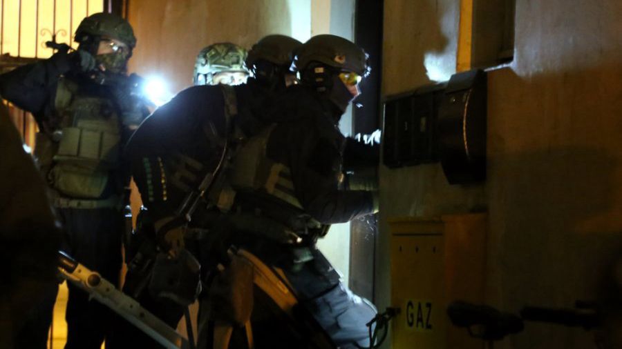 Warszawa. Podczas rozwiązywania tej sprawy policjanci weszli, z pomocą brygad kontrterrorystycznych, do kilku mieszkań w Warszawie i na Pomorzu
