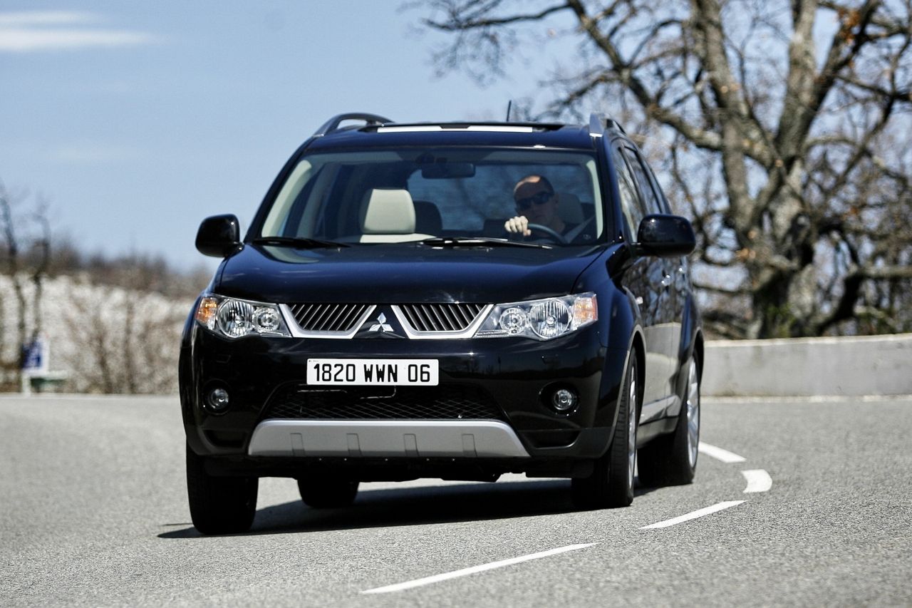 Przedliftowy Mitsubishi Outlander II. Praca zawieszenia jest znakomita. Świetnie jeździ zarówno po zakrętach jak i nierównościach.