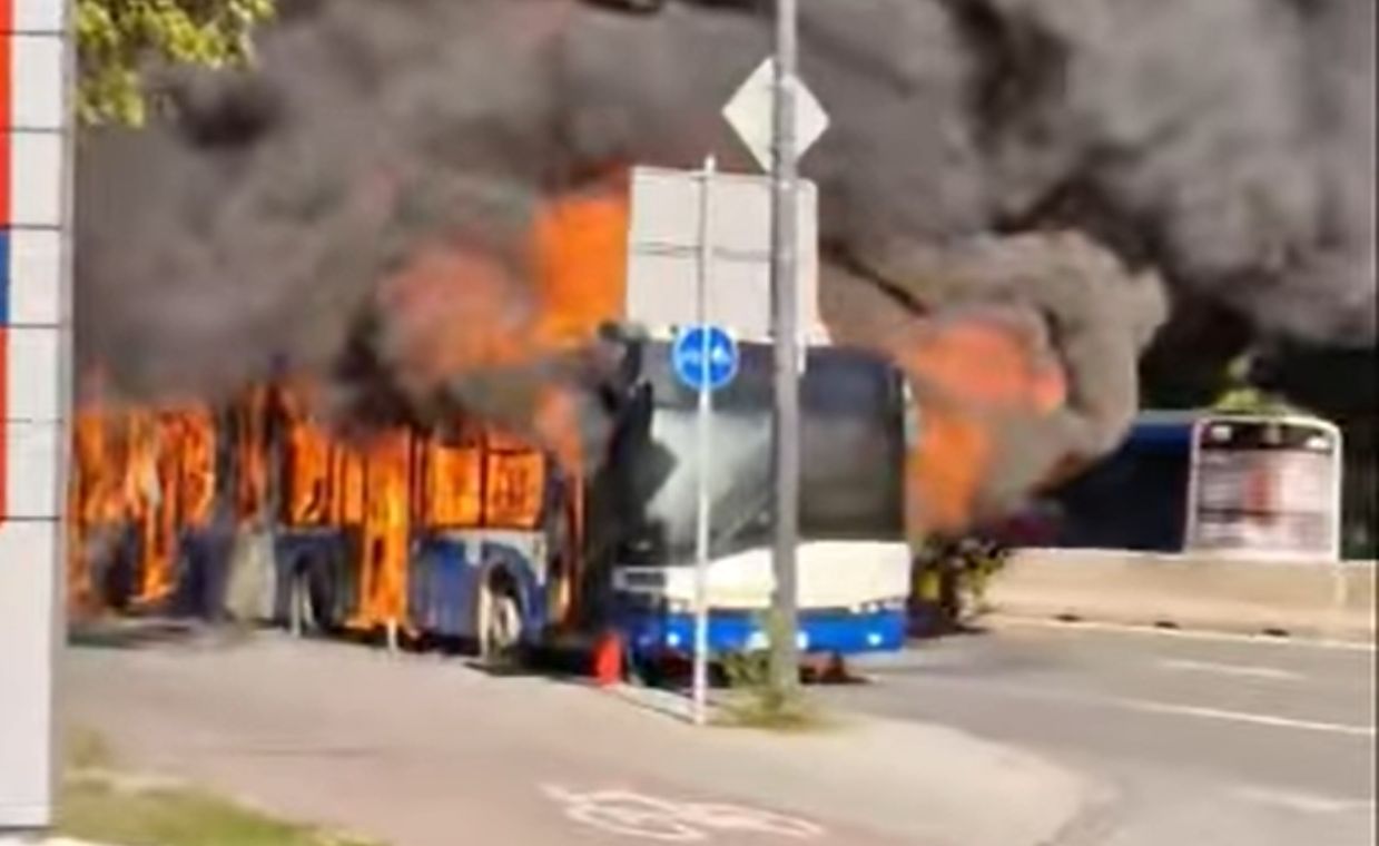  Pali się autobus hybrydowy MPK.