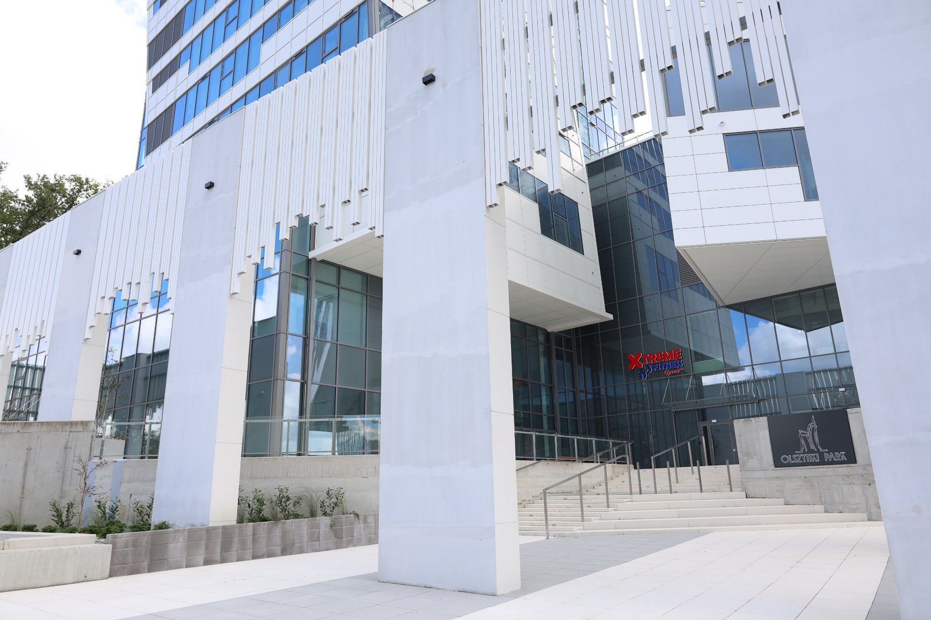 Wieżowiec Olszynki Park w Rzeszowie. Szklana fasada.