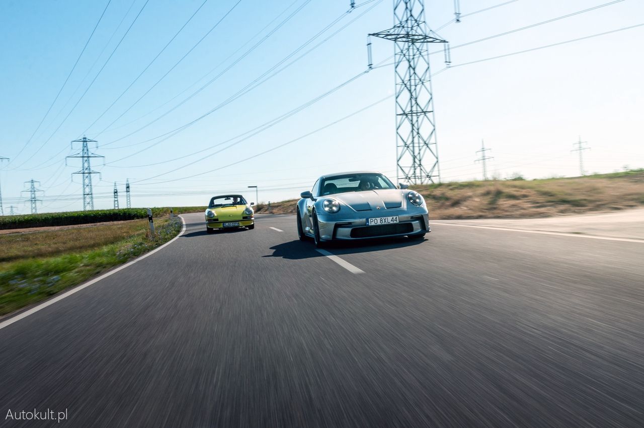 Porsche 911 GT3 Touring vs Porsche 911 Carrera RS 2.7