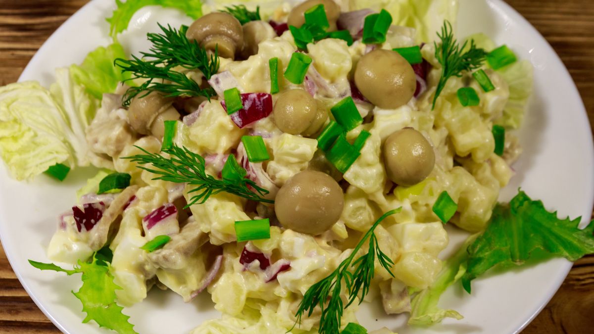 Sałatka z marynowanymi pieczarkami