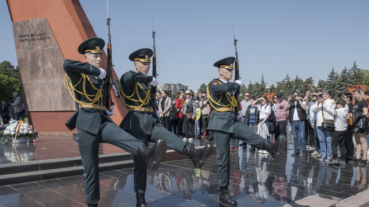 CHISINAU, MOLDOVA - 2022/05/09: Members of the Moldovan army march in the Eternitate Memorial Complex in Chisinau. This May 9 in Chisinau, Moldova, 77 years of Victory Day were commemorated in all the republics of the former Soviet Union. This date represents the day that Germany signed its surrender and with them, the Second World War ended. Amid tensions over the armed conflict in neighboring Ukraine and fearing that the attacks could spread to Moldova, the Moldovan government canceled official acts for this date, to avoid propaganda acts of any kind. Despite them, thousands of people took to the streets of Chisinau, the capital, and went to the Eternitate Memorial Complex every year to commemorate the tens of thousands of Moldovans who participated in World War II and lost their lives. (Photo by Israel Fuguemann/SOPA Images/LightRocket via Getty Images)