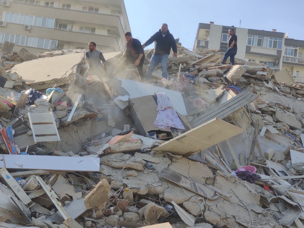Silne trzęsienie ziemi w Izmirze w Turcji. Zniszczone budynki 