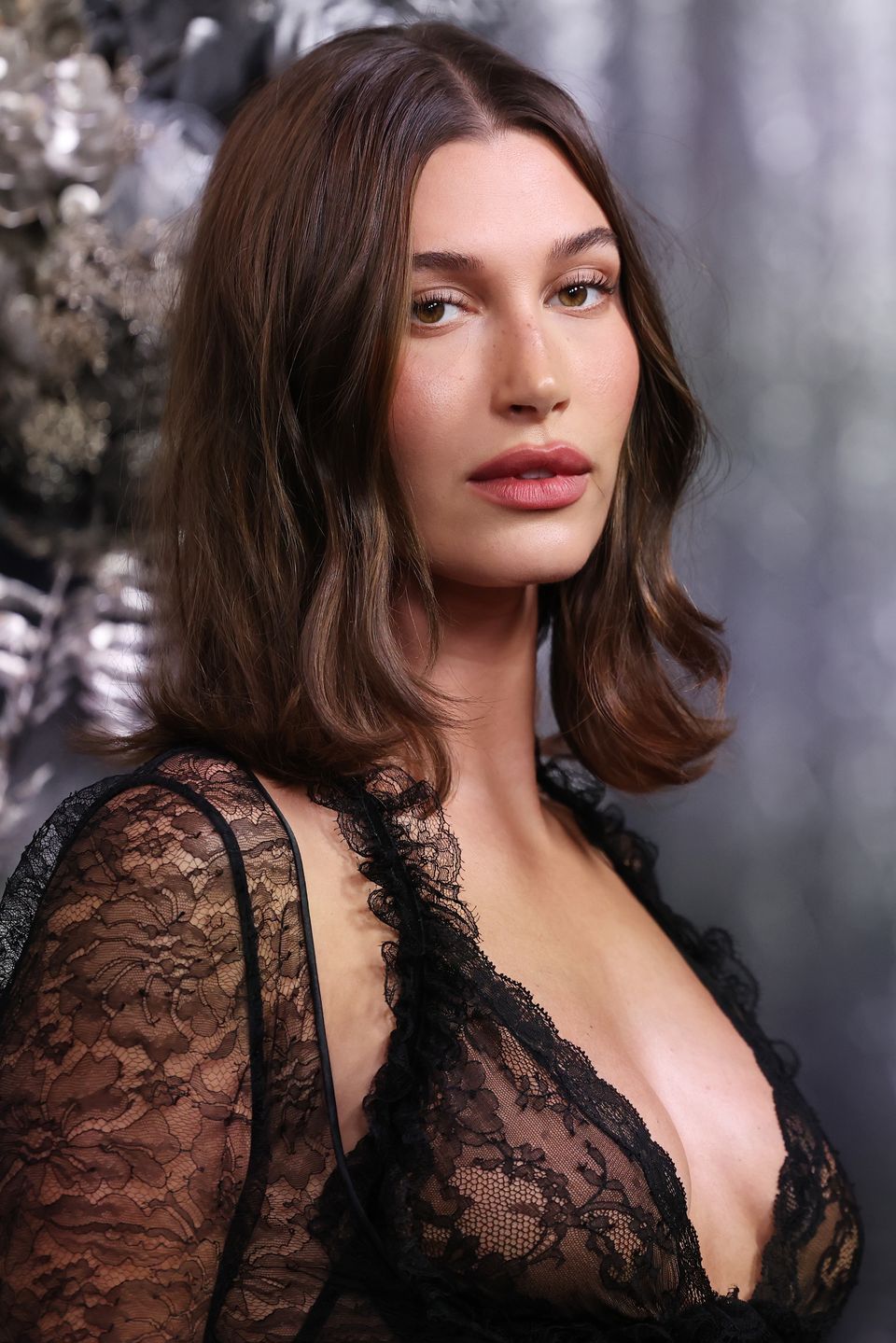 Hailey Bieber wdzięczy się do zdjęć wystrojona w "naked dress"