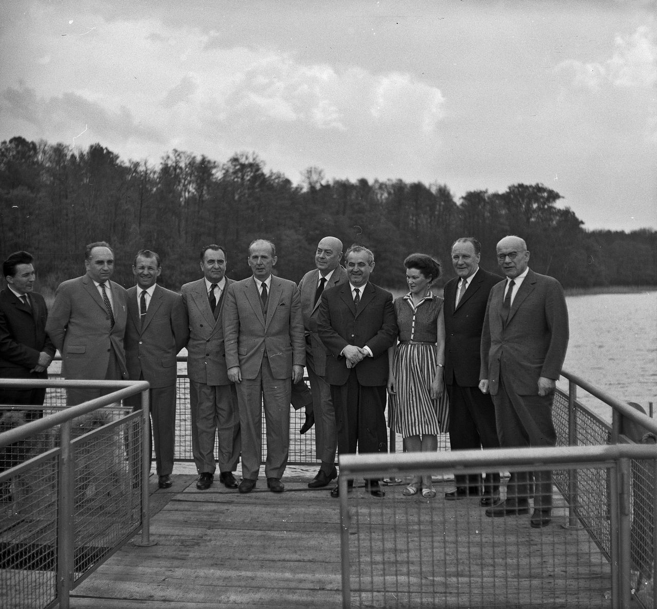 Delegacja węgierska na pomoście przy jeziorze Łańskim, 1963 r. Na zdjęciu między innymi Władysław Gomułka, Zenon Kliszko, Józef Cyrankiewicz, Stefan Jędrychowski, były przewodniczący Zgromadzenia Narodowego Węgier Antal Apro oraz sekretarz generalny węgierskiego Komitetu Centralnego Janos Kadar.