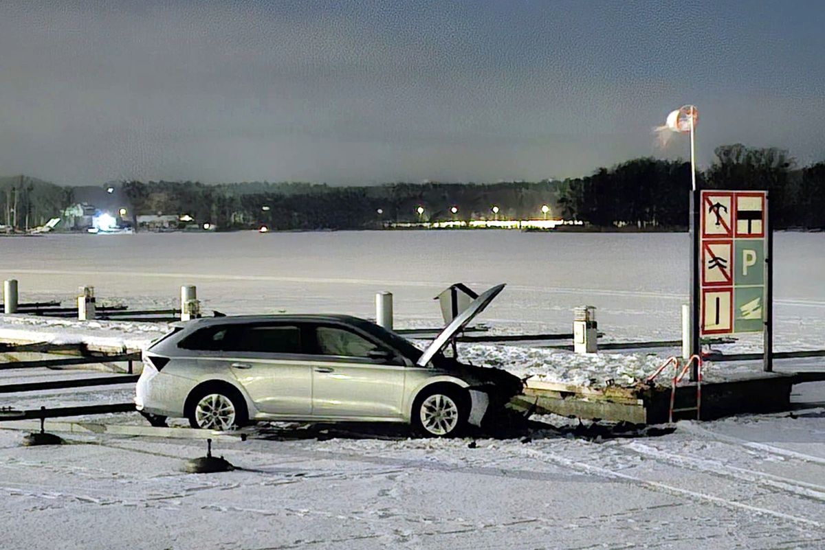 Pijany 59-latek przejechał skodą po Jezioraku – wbił się w pomost i zgłosił to jako kolizję z latarnią