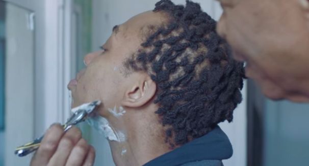 Transseksualny nastolatek uczy się golić w nowej reklamie Gillette (wideo)