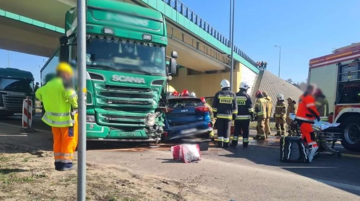 Zderzenie ciężarówki z osobówką na obwodnicy Kocka.
