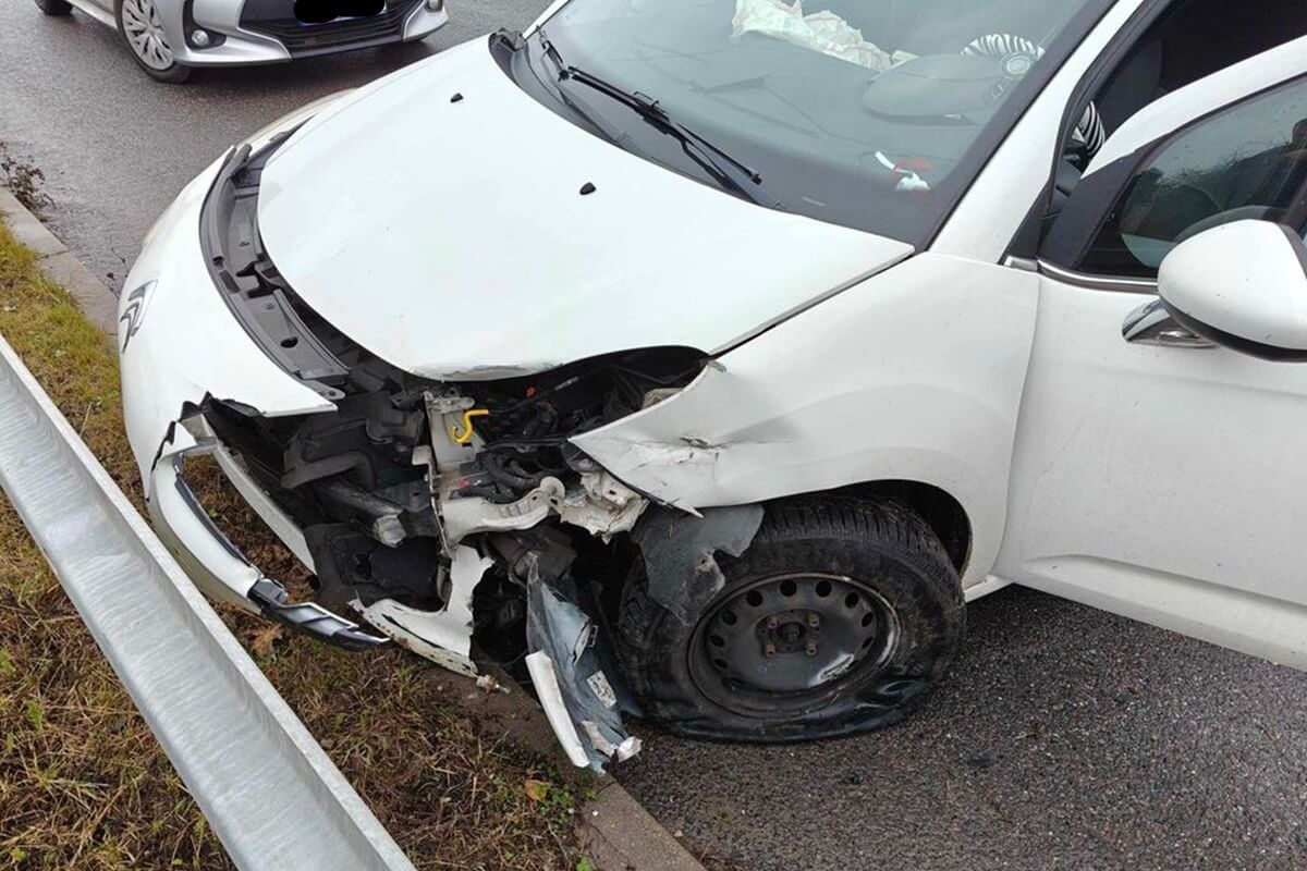 Kierująca citroenem uderzyła w betonową barierę na łuku jezdni