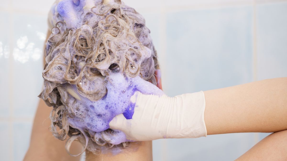 Toner do włosów blond neutralizuje żółte i pomarańczowe refleksy