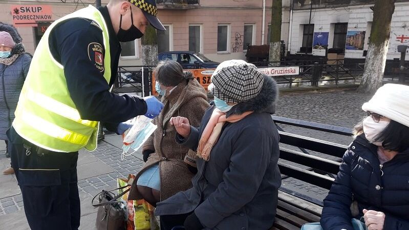 Nadzór Ruchu MPK Lublin i Straż Miejska ponownie rozdają maseczki | fot. MPK Lublin