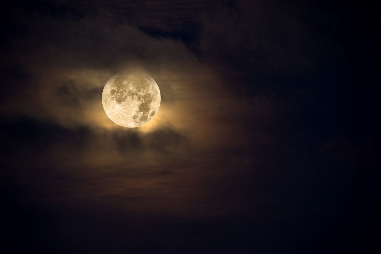 Księżyc za chmurami.