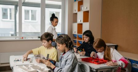 Nauczycielka obcięła dziewczynce włosy. Jest reakcja szkoły