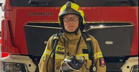Ksiądz został strażakiem OSP. "Historia pisze się na naszych oczach"