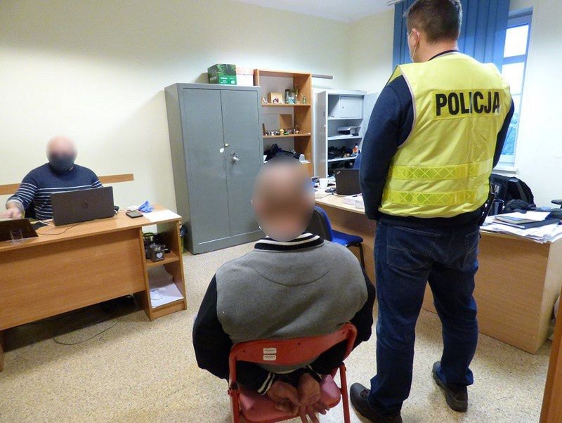 Lębork. Policja zatrzymała mężczyznę podejrzanego o kradzież puszek charytatywnych