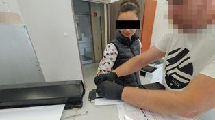 Pijana Ukrainka zaatakowała policjantów i demolowała radiowóz. Wcześniej blokowała ruch na ulicy